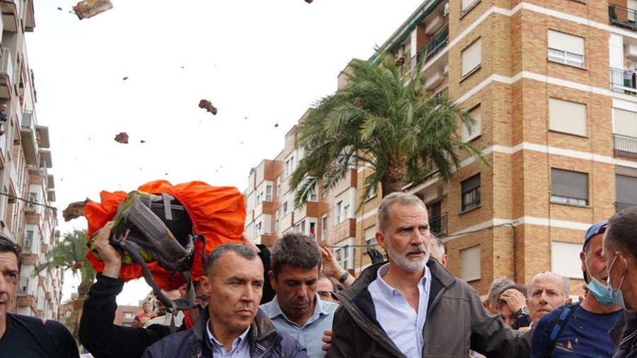 Spain’s King And Queen Pelted With Mud In Flood-hit Valencia | Colombo ...