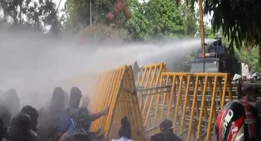 Police fire tear gas on protesting university students | Colombo Gazette